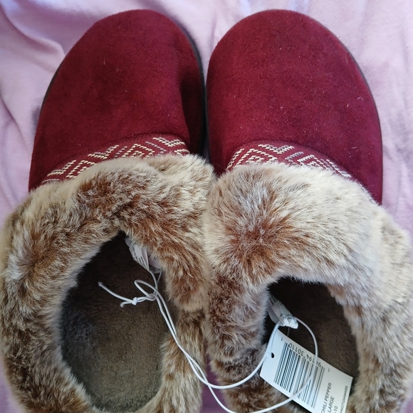 Shoes - Plush Burgundy Faux Fur Slippers NWT Size 39 (8.5/9).